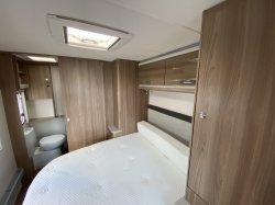 Swift Challenger 580 2016 Transverse Island Bed