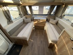 Swift Challenger X 835 Rear Transverse Island Bed