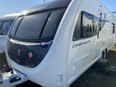 Swift Challenger X 835 Rear Transverse Island Bed